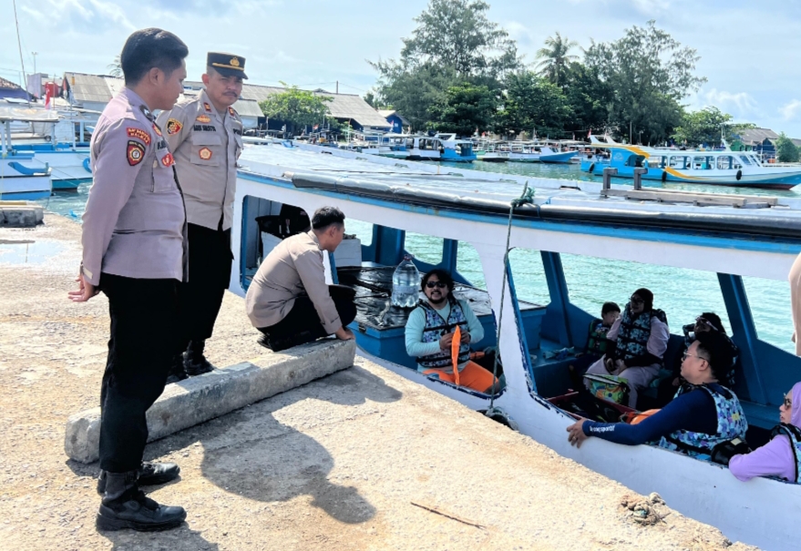 PATROLI: Kepolisian Resor (Polres) Jepara bersama jajarannya meningkatkan patroli dan pengamanan di berbagai lokasi wisata saat perayaan Hari Raya Natal dan Tahun Baru 2025.