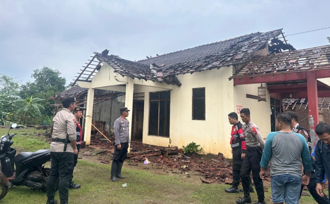 BANTU: Jajaran Polres Jepara membantu warga terdampak angin puting beliung di Desa Karanggondang, Kecamatan Mlonggo, Kabupaten Jepara pada Minggu (29/12).
