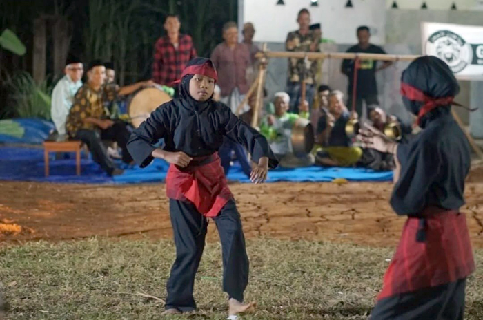 BERLATIH: Dua anak dari Desa Pagerharjo, Wedarijaksa, Pati memperagakan tarian Gong Cik di Sanggar Dolanan Tradisional Pati belum lama ini.
