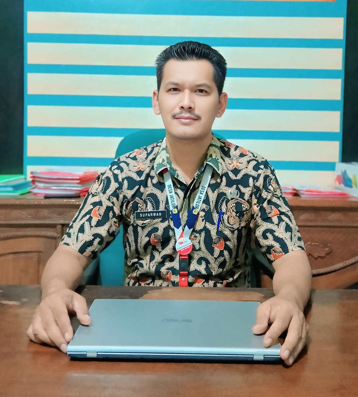 VISIONER: Sekdes Jatilor, Kecamatan Godong, Grobogan saat di ruangan kerjanya.