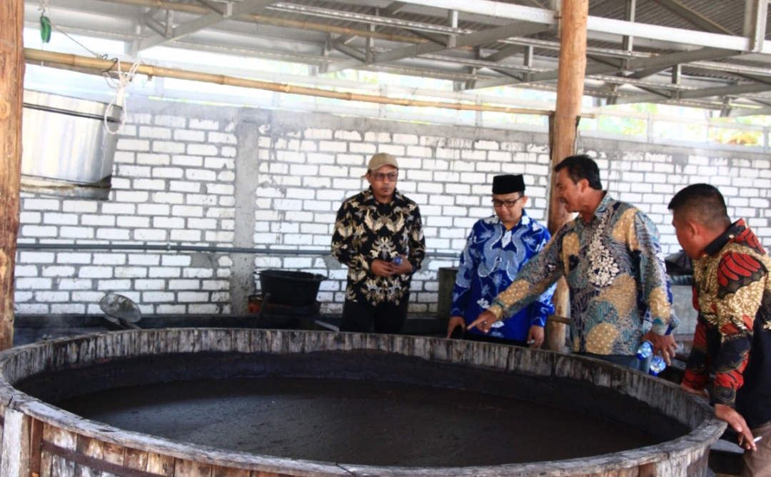 CEK TAMPUNGAN: Ketum PP Muhammadiyah, Prof. Dr. H. Haedar Nashir, M.Si saat menijau lokasi  pendirian pabrik gula Kemadu, Sulang, baru-baru ini.