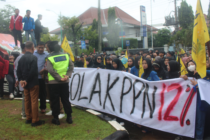 ASPIRASI: Massa aksi lakukan unjuk rasa di depan kantor DPRD Kabupaten Jepara, Senin (30/12).