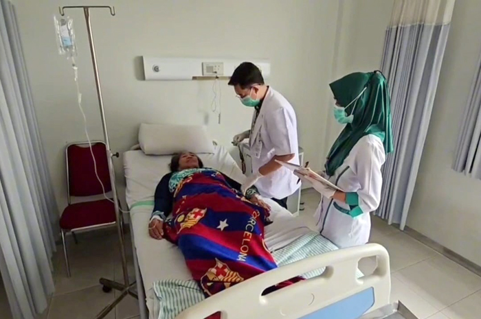 DIPERIKSA: Warga Desa Tluwah, Juwana diperiksa dokter di RS Budi Agung Juwana belum lama ini.