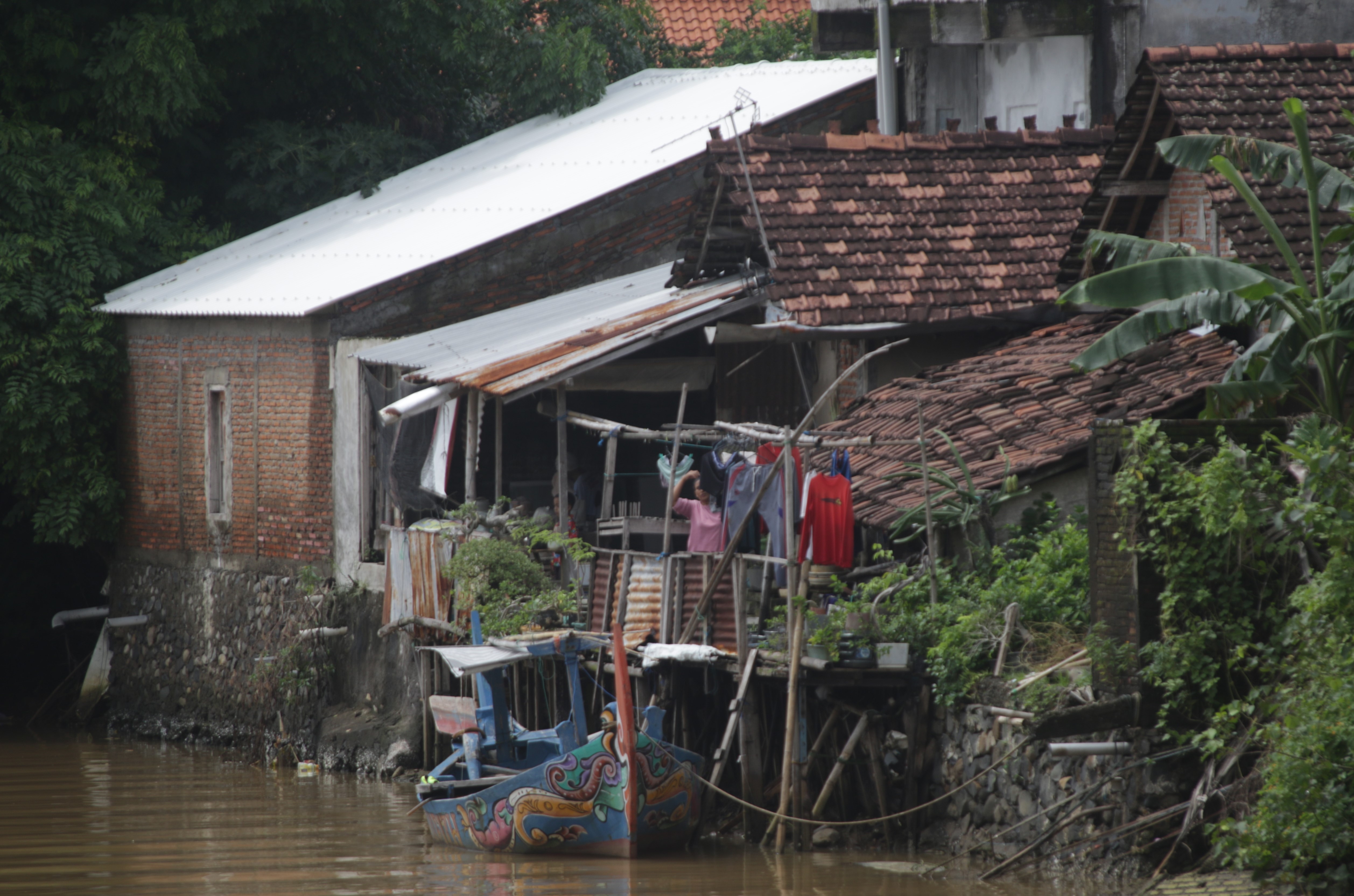 TERSISA LUAS: Warga menjemur pakaiannya di bantaran Sungai Kanal yang mengaliri Kelurahan Demaan, Jepara pada Senin, 30 Desember 2024.