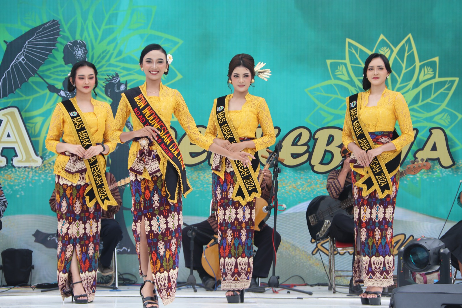 ANGGUN: Penampilan para peserta fashionshow di catwalk Festival Berkebaya di Alun-alun Blora.  &nbsp;