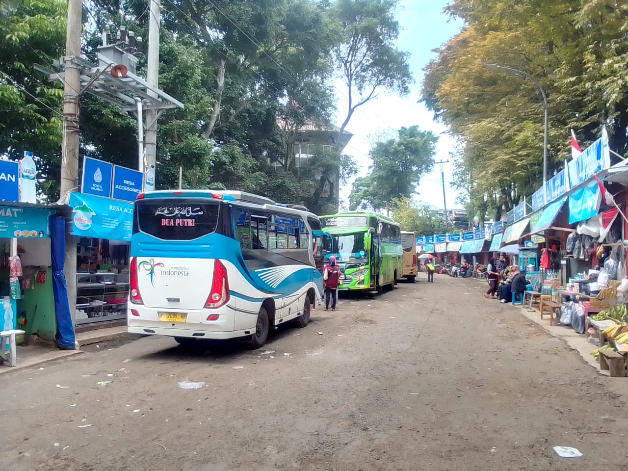 KUNJUNGAN: Bus Pengunjung wisata religi Sunan Muria saat libur Nataru baru-baru ini.