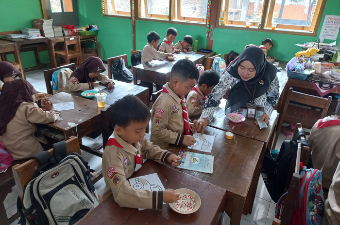PENGGERAK: Guru SDN 1 Srobyong lakukan pembelajaran interaktif dalam kelasnya baru-baru ini.