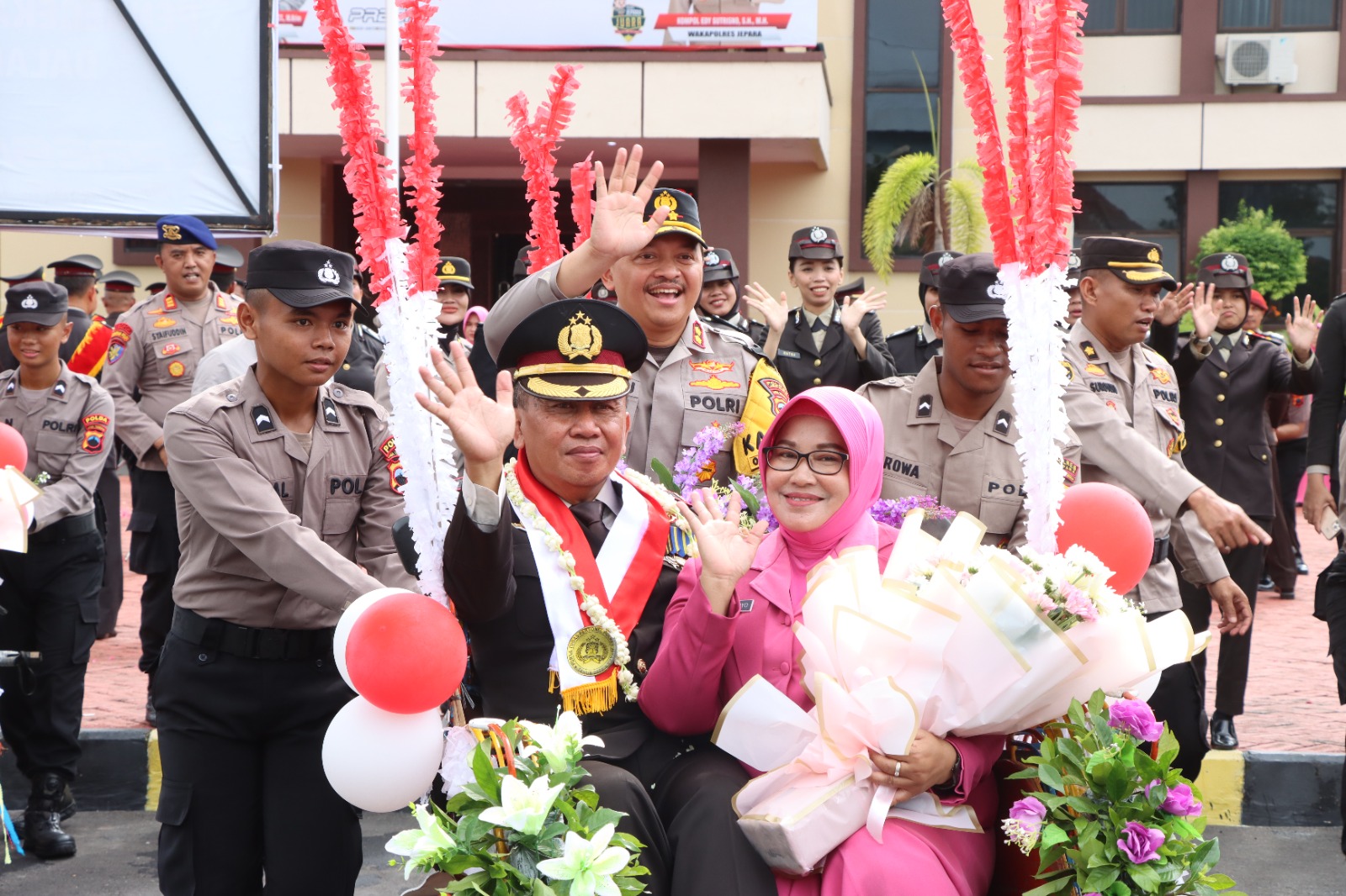 SO SWEET: Kapolres Jepara mengayuh becak untuk mengantar anggota yang Purnatugas.