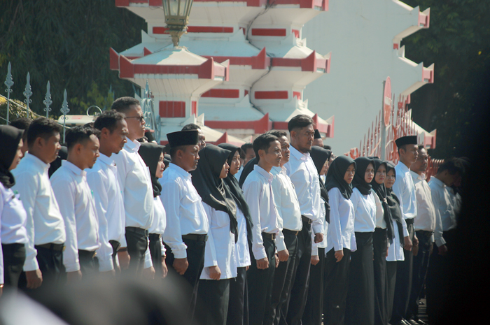 DIPERPANJANG: Para pegawai PPPK Pemkab Jepara mengikuti apel di halaman kantor Bupati Jepara beberapa waktu lalu.