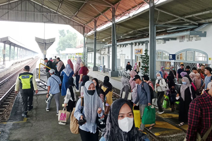 RAMAI: Tampak kepadatan penumpang turun di Stasiun Cepu karena libur Nataru.