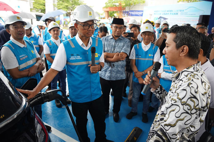 Direktur Utama PLN, Darmawan Prasodjo menyapa pengguna kendaraan listrik yang sedang melakukan pengisian daya di SPKLU di Rest Area KM 519A Ruas Tol Solo-Ngawi, Rabu (25/12).