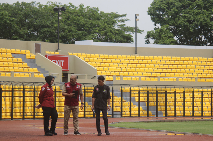 DAPAT IZIN: Petugas Kepolisian mengecek beberapa bagian Stadion GBK Jepara setelah direnovasi beberapa waktu lalu.