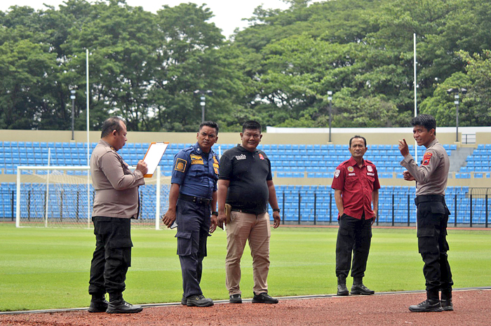 DAPAT IZIN: Petugas Kepolisian mengecek beberapa bagian Stadion Gelora Bumi Kartini (GBK) Jepara setelah direnovasi baru-baru ini.
