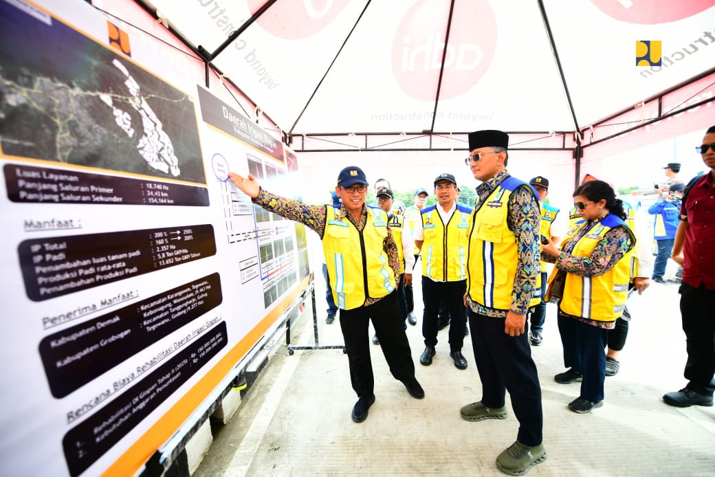 MENINJAU: Menteri Pekerjaan Umum Dody Hanggodo saat meninjau Bendung Glapan, di Kecamatan Gubug, Grobogan, Rabu (1/1).