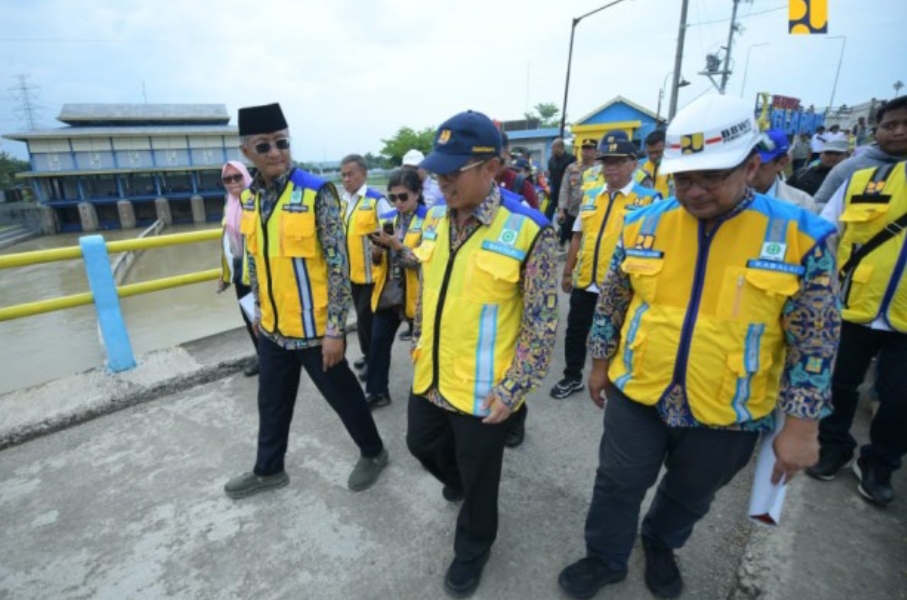 TINJAU: Menteri Pekerjaan Umum (PU) Dody Hanggodo meninjau Bendung Glapan di Kecamatan Gubug, Grobogan pada Rabu (1/1).