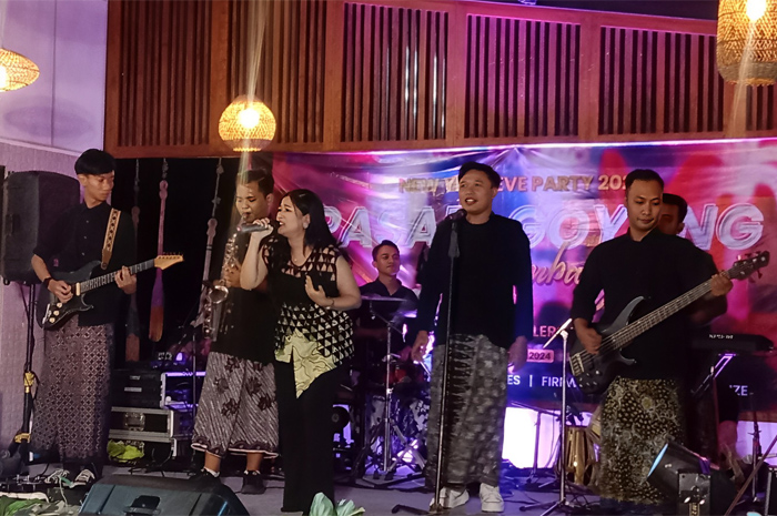 RAMAI: Pengunjung menikmati malam perhantian tahun di Roof Top Hotel Pollos Rembang, Selasa (31/12).