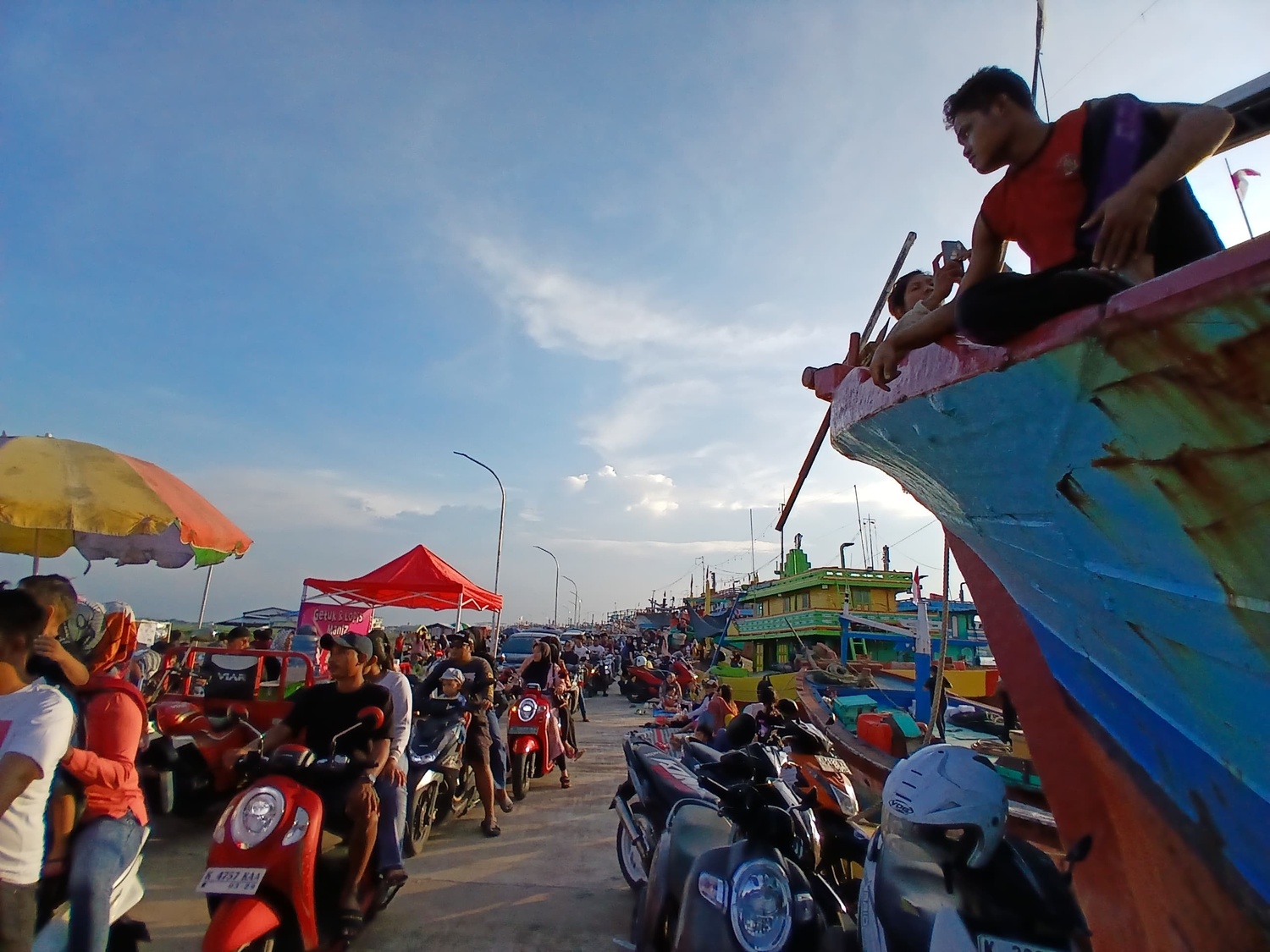 BERJUBEL: Warga tumplek blek di dermaga Desa Bendar, Juwana pada 1 Januari 2025 sore.