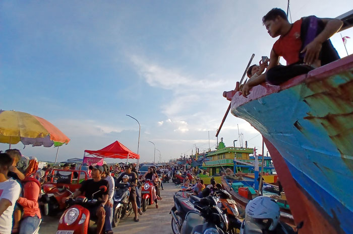BERJUBEL: Warga tumplek blek di dermaga Desa Bendar, Juwana kemarin sore.