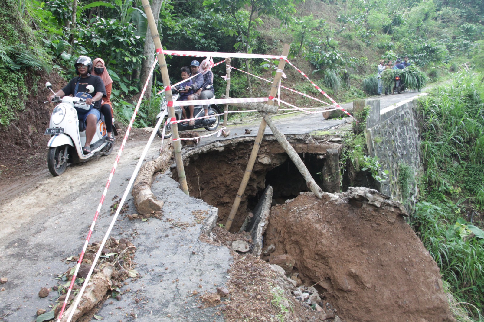 AMBLES: Kondisi Jalan RT 1/RW4 Dusun Semliro Desa Rahtawu, Kecamatan Gebog, Kudus yang ambles pada 1 Januari 2025.