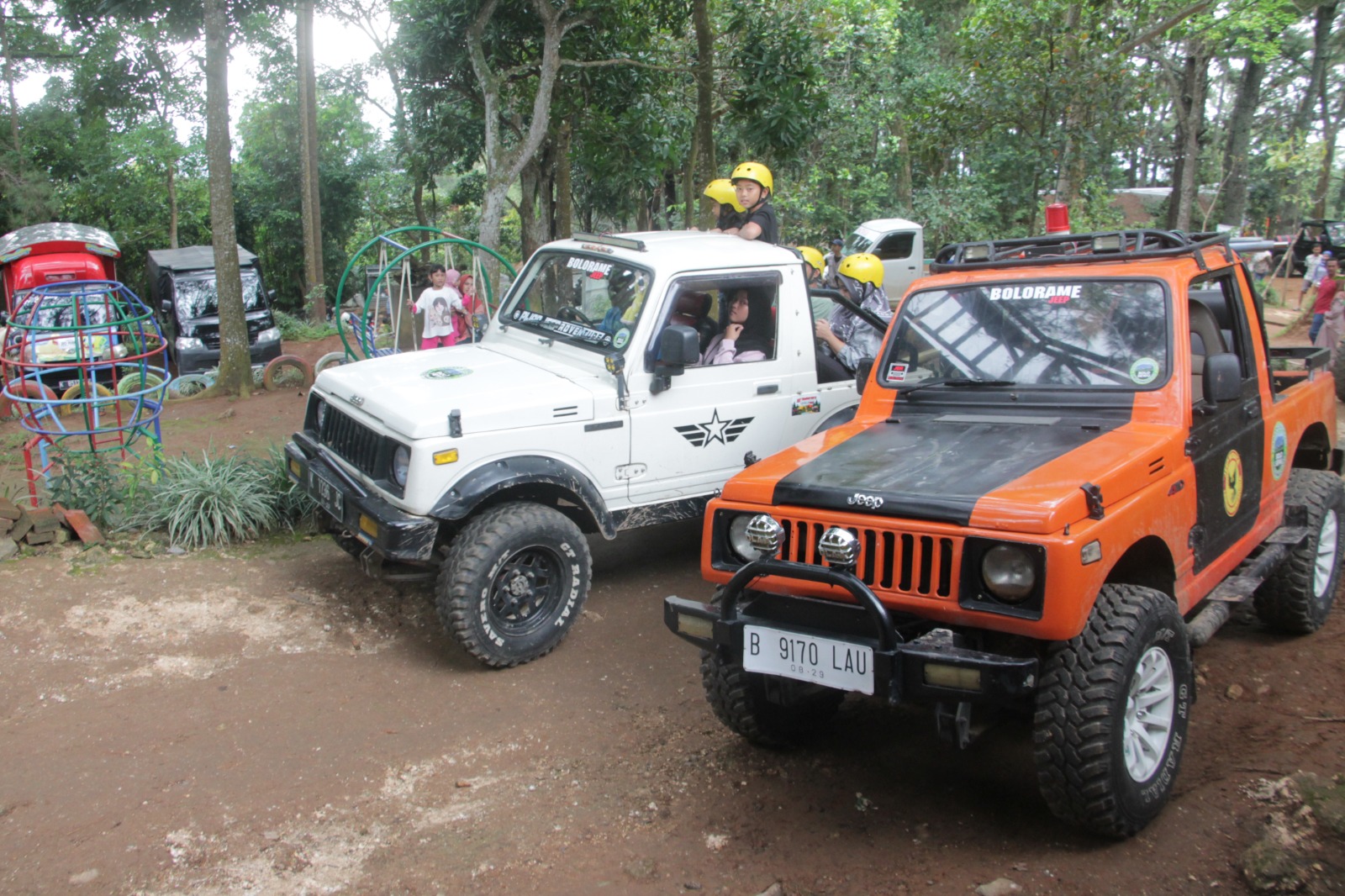 UJI ADRENALIN: Pengunjung wisata mencoba Jeep Adventure untuk menjelajahi Muria. Ada juga pengunjung memilih menikmati naik kuda dengan nuansa alam hutan pohon pinus.