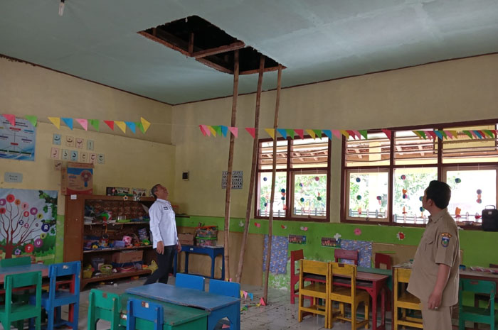 RUSAK: Wakil Ketua DPRD Jepara Junarso meninjau ruang kelas SD N 4 Keling yang atapnya ambrol.