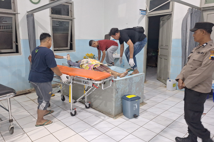 TAK BERNYAWA: Jenazah hendak dibawa ke rumah sakit untuk dilakukan pemeriksaan.