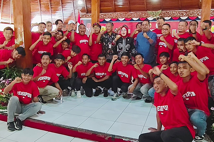 HIDUP LAGI: Tim Persipur Purwodadi di-launching Bupati Grobogan Sri Sumarni dan Bupati Terpilih Setyo Hadi di Pendapa Kabupaten Grobogan, Jumat (3/1).