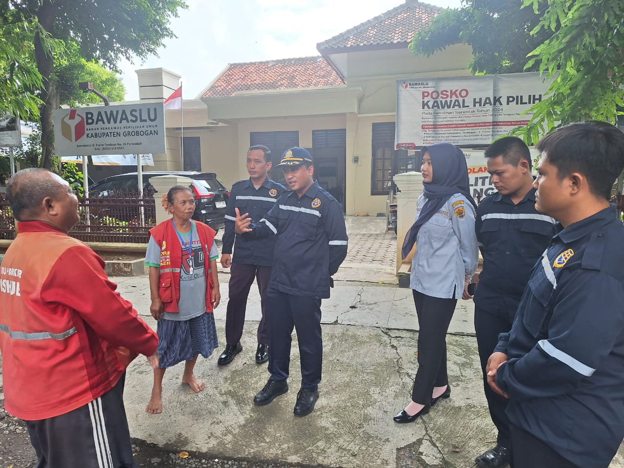 SOSIALISASI: Dishub Grobogan saat sosialisasi ke juru parkir (jukir) di sekitar Kota Purwodadi.