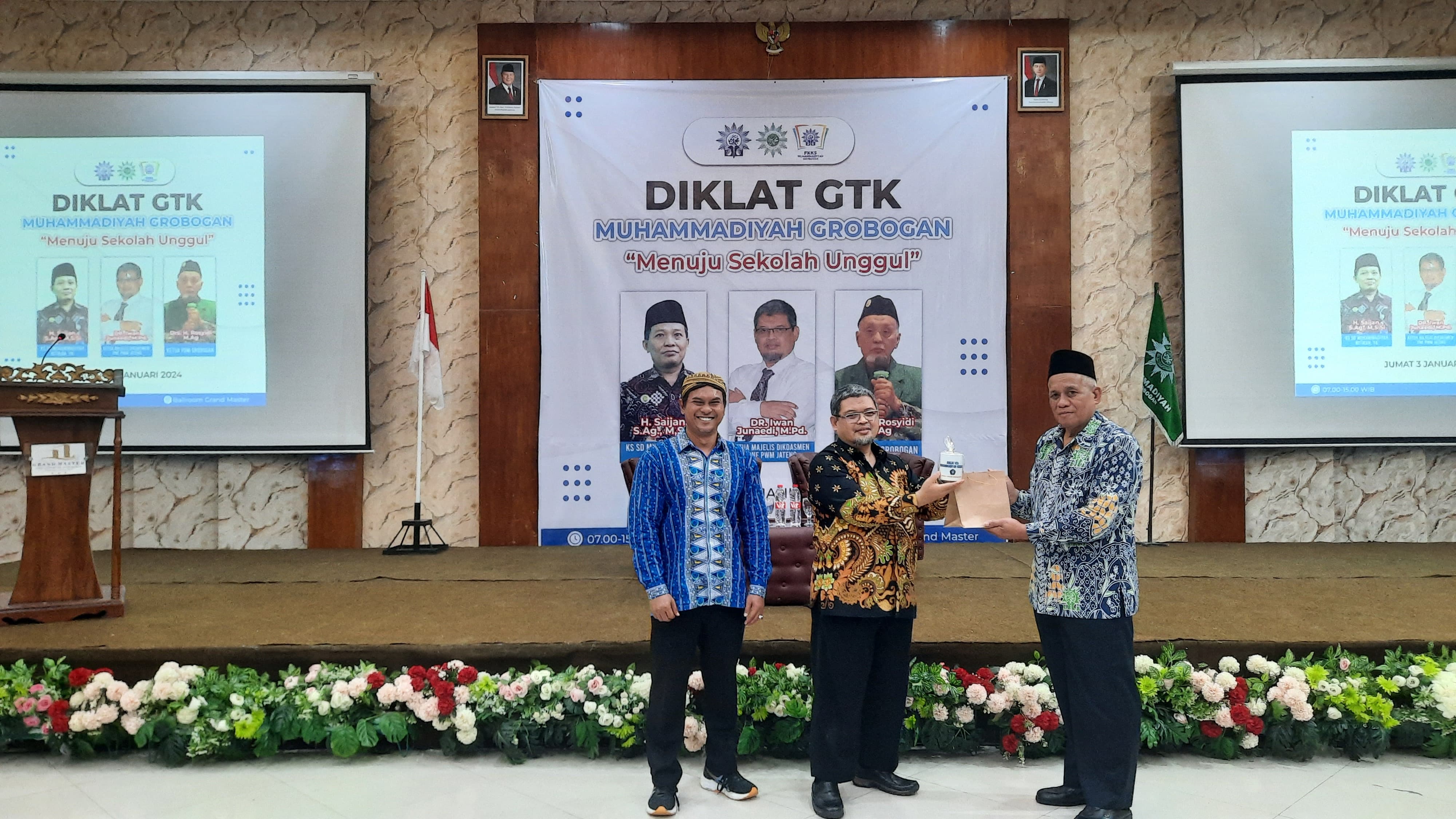 SOSIALISASI: Ketua Majelis Dikdasmen PNF Jateng Dr Iwan Junaedi, M.Pd saat memaparkan kurikulum Muhammadiyah di Kyriad Grand Master Purwodadi.