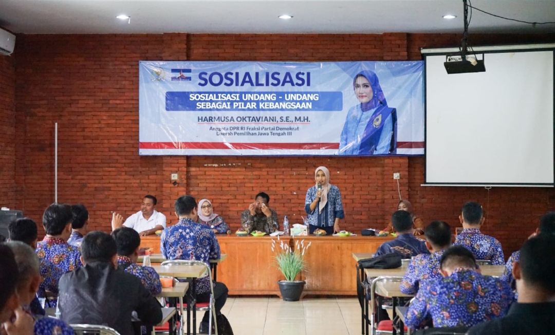 SOSIALISASI: Harmusa Oktaviani, menggelar sosialisasi Empat Pilar Kebangsaan di Gedung Serba Guna Pemerintah Desa/Kecamatan Pamotan, Rembang, Senin (23/12).