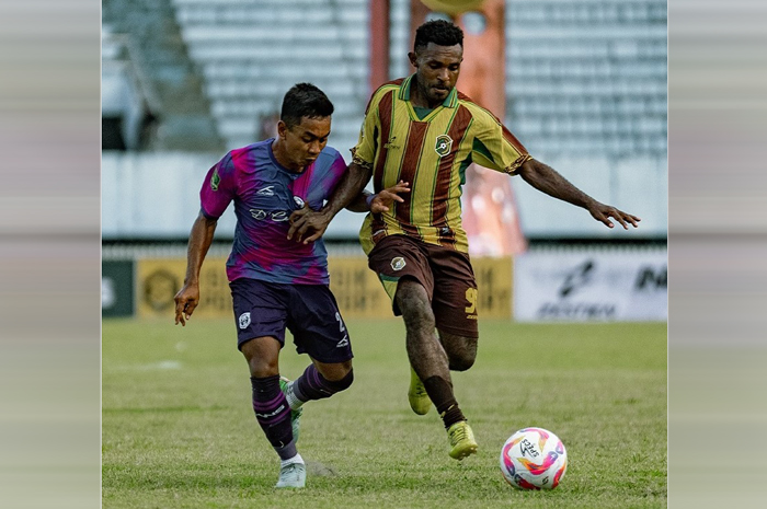 ANYAR: Samuel Gwijangger (kanan) mempertahankan bola dari rebutan lawan ketika masih membela Persewar Waropen. Di sisa kompetisi Liga 2, ia berlabuh ke Persijap Jepara.
