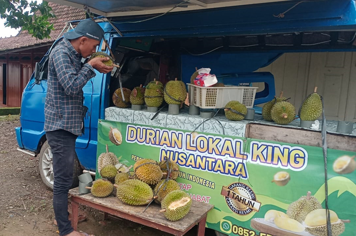 Karyono, pedagang durian di Desa Giling Kecamatan Gunungwungkal Kabupaten Pati menunjukkan dagangannya.&nbsp;