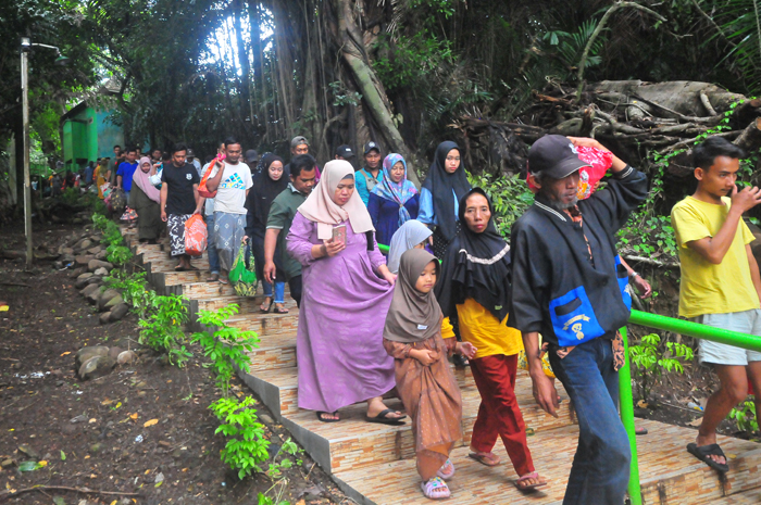 TRADISI RUTIN: Warga mengikuti agenda Sewu Sempol di komplek Makam Masin.