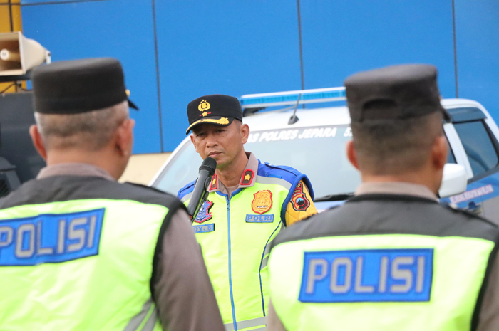 KEAMANAN: Polres&nbsp;Jepara menerjunkan ratusan personel gabungan saat laga Persijap Jepara vs&nbsp;Adhyaksa FC&nbsp;di Stadion GBK, Minggu (5/1).