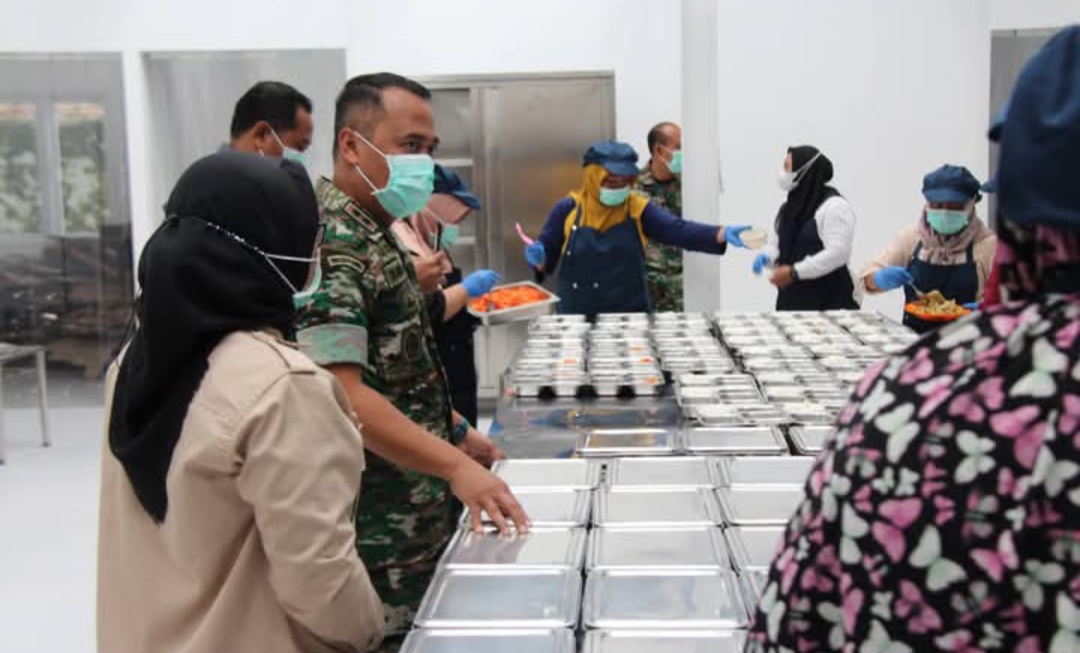 PANTAU: Dandim 0721 Blora, Letkol  Czi Yuli Hartanto saat mengecek kesiapan dapur sehat.
