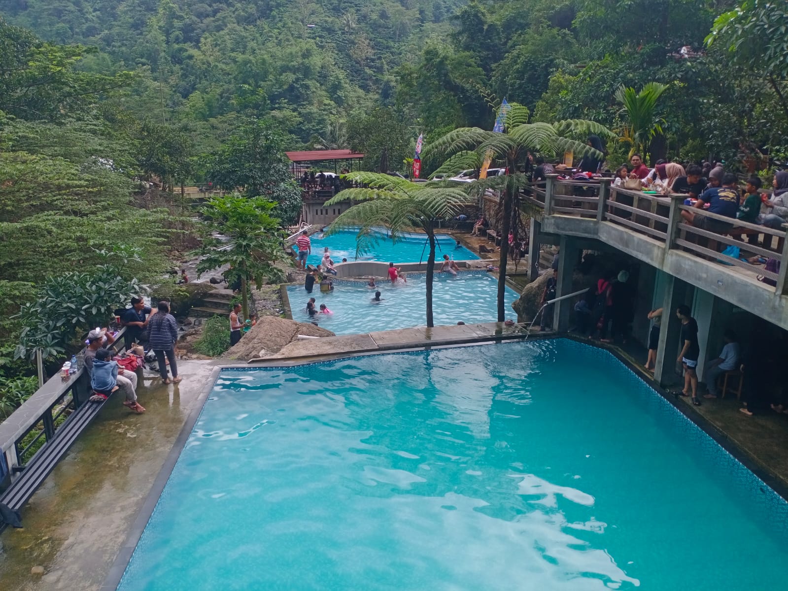 WISATA: Sejumlah pengunjung sedang menikmati liburannya dengan berwisata di Joglo Dopang.