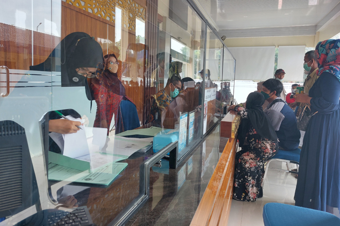 MENDAFTAR: Masyarakat mendatangi pelayanan pembuatan paspor di Imigrasi Pati belum lama ini, tren jastip turut menyumbang meningkatnya permohonan paspor.