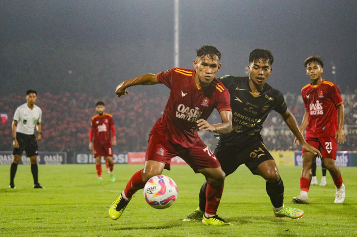 SENGIT: Penggawa Persijap Jepara beradu dengan penggawa Adhyaksa FC dalam lanjutan kompetisi Liga 2 di Stadion GBK Jepara Minggu (5/1).