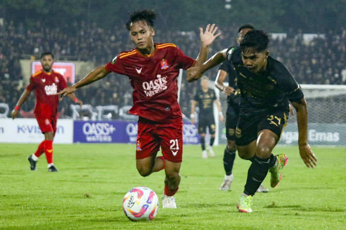 SENGIT: Penggawa Persijap Jepara beradu dengan penggawa Adhyaksa FC dalam lanjutan kompetisi Liga 2 di Stadion GBK Jepara Minggu (5/1).