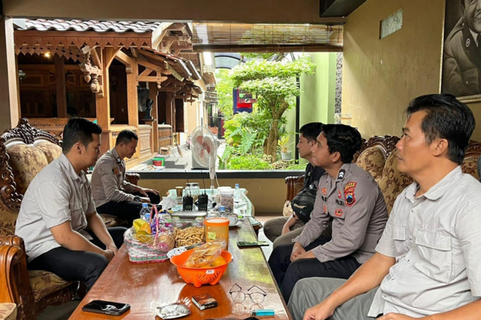KOORDINASI: Anggota Polres Grobogan tetap jaga di rumah calon Bupati Grobogan terpilih Sety Hadi di Desa Karangsari, Kecamatan Brati.