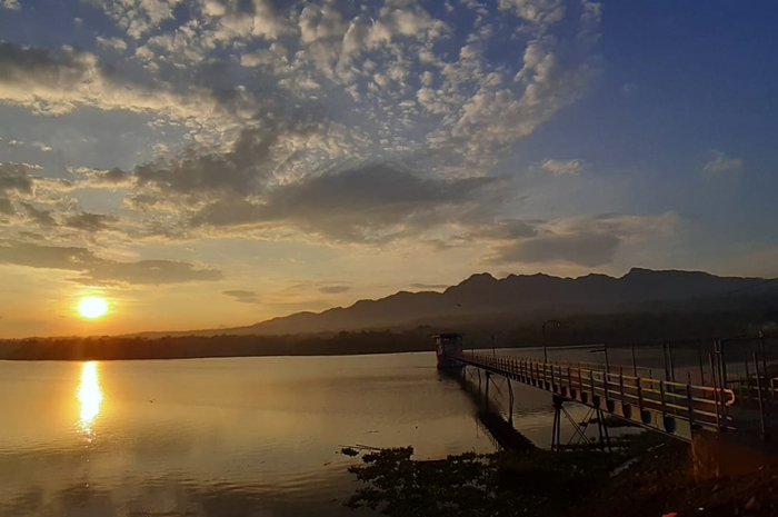 INDAH: Pemandangan Waduk Seloromo Gembong yang merupakan peninggalan dari zaman kolonialisme Belanda menjari andalan wisata Kabupaten Pati.