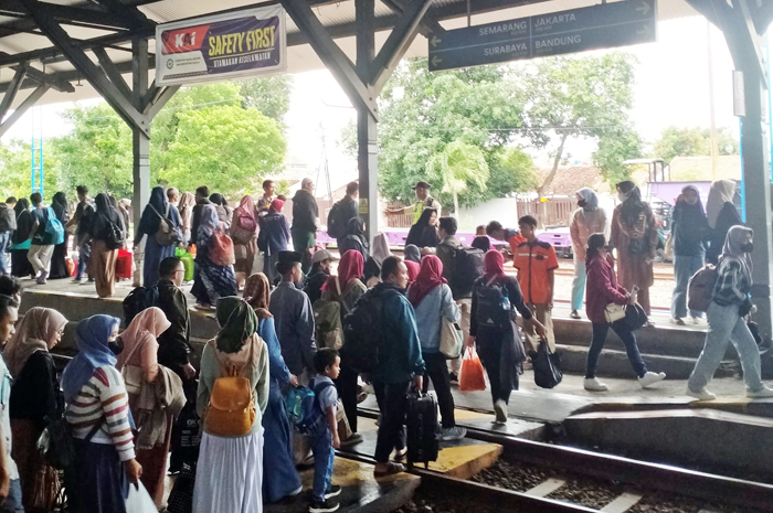 PADAT: Penumpang hendak menaiki kereta di stasiun wilayah Daop 4 Semarang saat Natal dan Tahun Baru lalu.