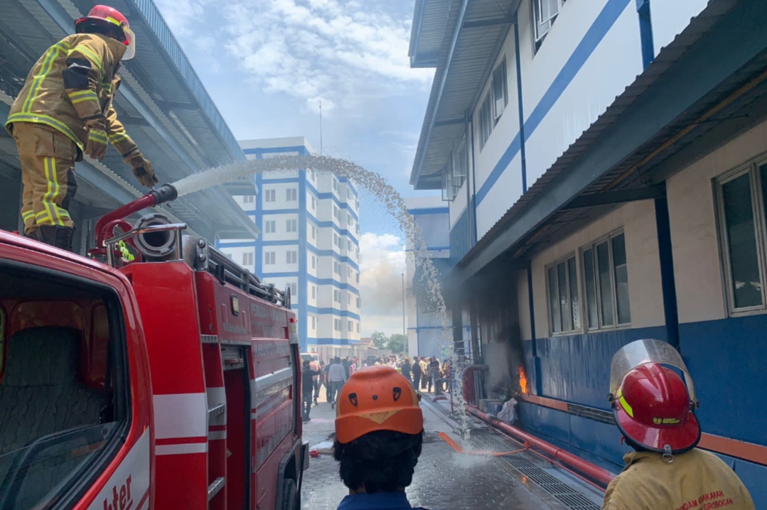 PADAMKAN: Petugas saat mencoba memadamkan api pabrik garmen PT Sai Apparel di Godong, Kabupaten Grobogan, Senin (6/1) sekitar pukul 10.45 WIB.