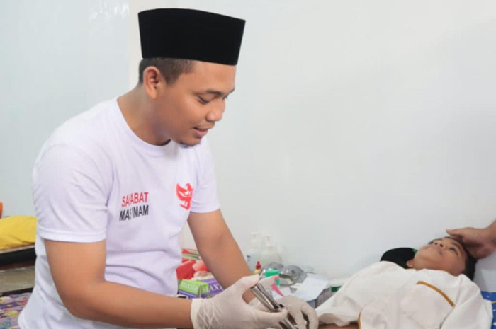 FOKUS: Wakil Ketua Komisi C DPRD Jepara mengkhitan salah seorang anak di rumah khitan miliknya beberapa waktu lalu.