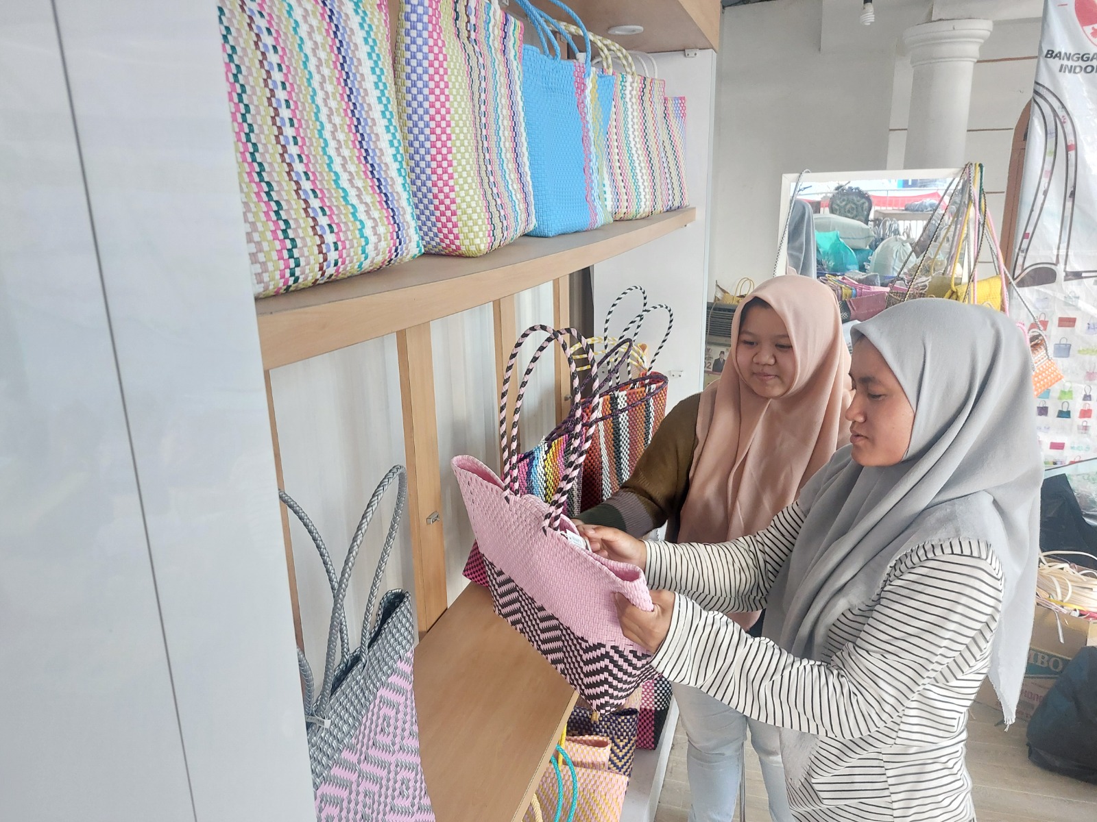 DIMINATI: Warga melihat-lihat tas anyaman di salah satu toko tas di Juwana belum lama ini.