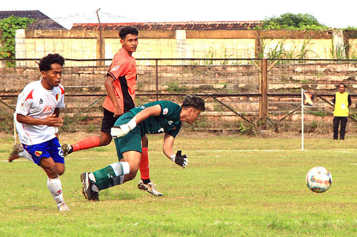 DUEL: Pemain PSIR berlaga melawan pemain dari PPSM Magelang saat pertandingan di Stadion Krida kemarin (4/1).