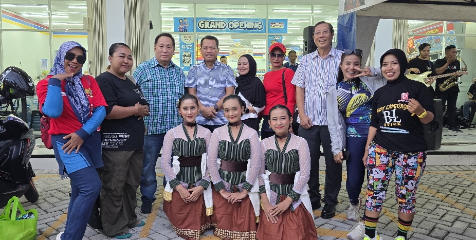 FOTO: Usai menyuguhkan hiburan Tari Lajur Caping Kalo, para penari foto bersama dengan Bupati Kudus terpilih Samani Intakoris dan pemilik Gerai Indomaret Jalan A Yani, Stefanus JJ Batihalim.