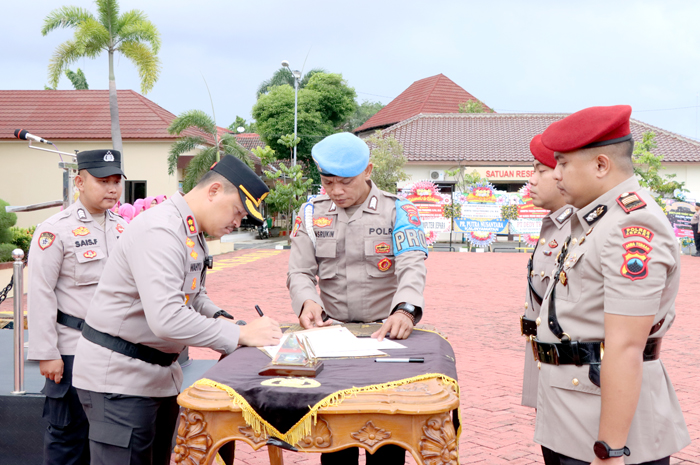SAH: Kapolres Jepara AKBP Wahyu Nugroho pimpin sertijab Kasat Reskrim, Kasipropam, dan Kapolsek Pecangaan, yang digelar di halaman Mapolres setempat, pada Rabu (8/1).