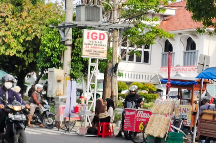 MENJAMUR: PKL di depan RSI Purwodadi sepanjang Jalan Dr Sutomo mulai marak. Mengakibatkan jalan macet.