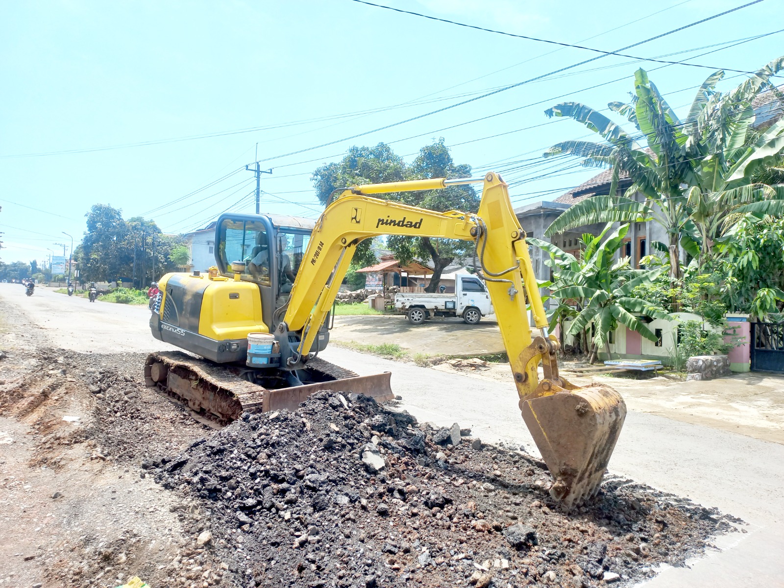 RUTIN: Alat berat diturunkan untuk melakukan pengerjaan perbaikan jalan.  &nbsp;